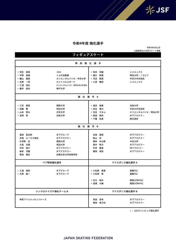 在与尔冬升导演合影中，扮演乡村教师的曹骏穿着中山装，黑框眼镜别在胸兜上，背景则是砖砌的院墙和平房